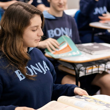 aluna em sala de aula